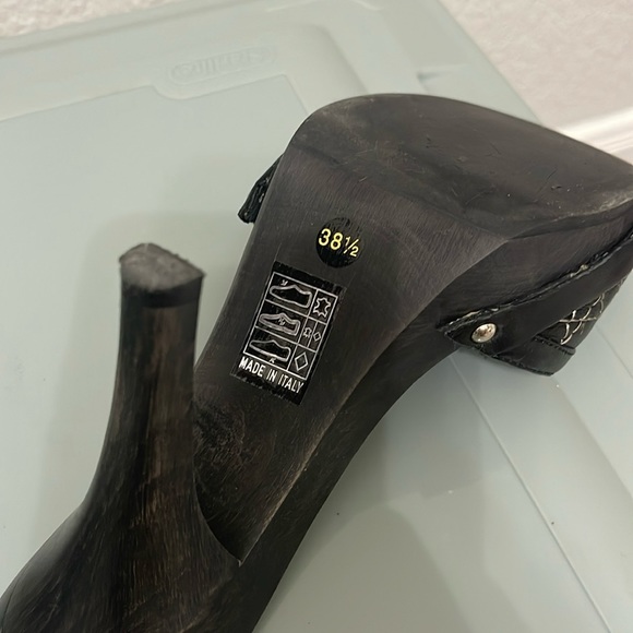 Dior sandal. Black . Size 38.5 ( run small) I’m usually a 6.5 or 7 though. - Picture 11 of 14